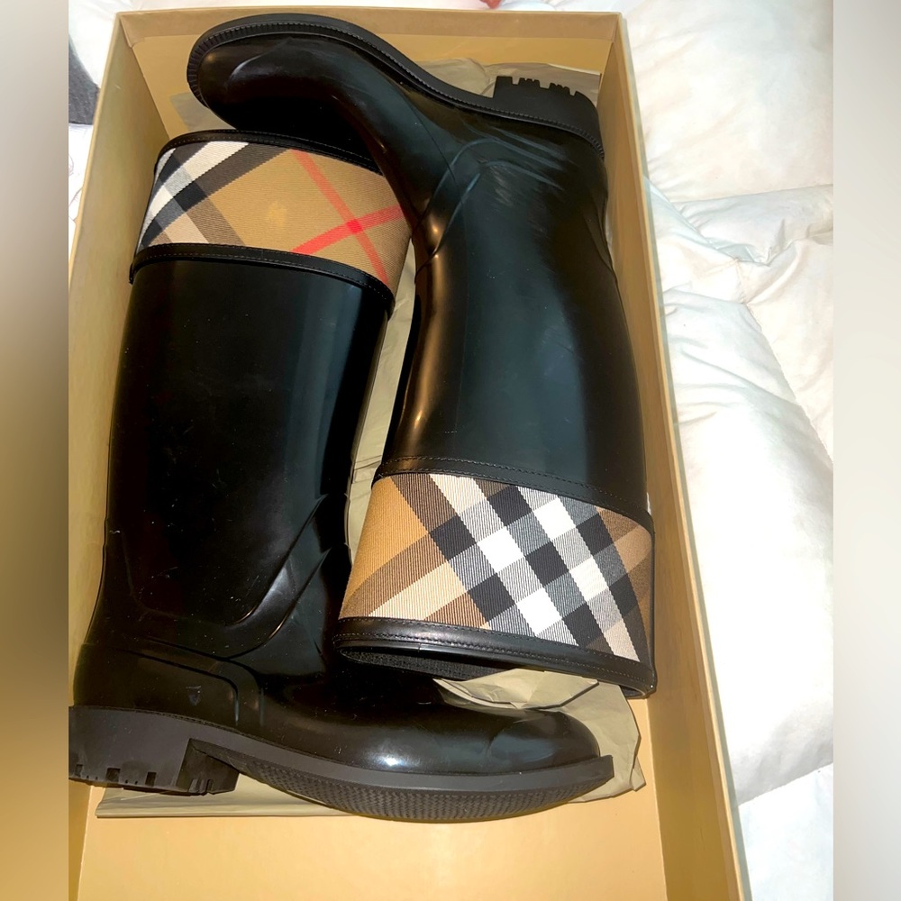 Burberry rain boots size 40. (10)